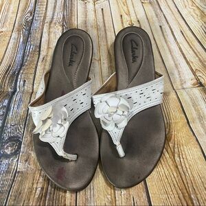 Clarks White Thong Sandals With Flower Accent Size 8